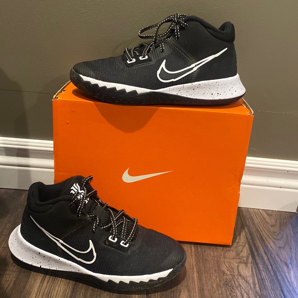 Kyrie flytrap IV (GS) black and white